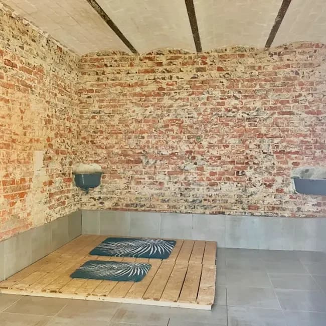 Appartement carrelé avec couchage dans l’espace vitalité